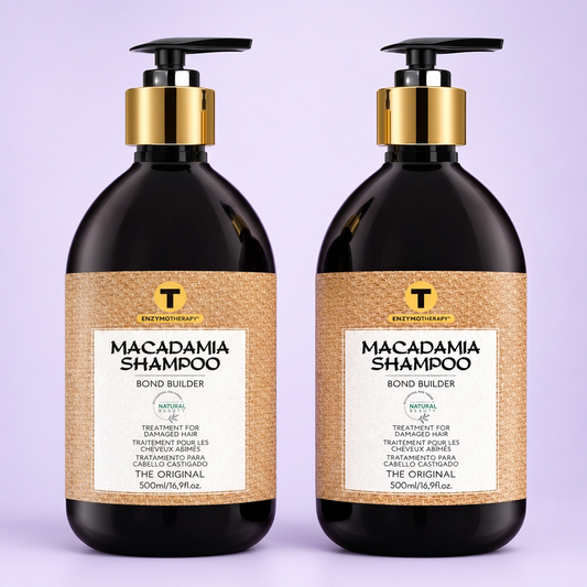 Pack de dos champús de macadamia Belma Kosmetik de 500 ml sobre fondo lila claro