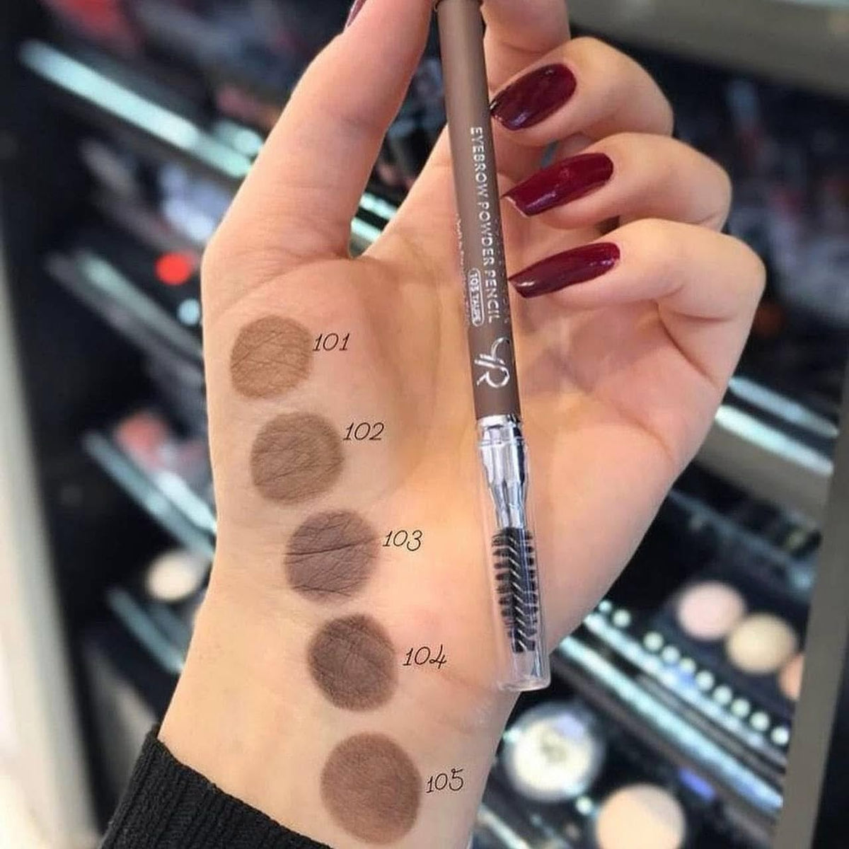 Eyebrow Powder Pencil – Lápiz de cejas con acabado empolvado y cepillo.